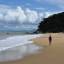 Caminhando pela praia Vermelha, em Bombinhas, litoral de Santa Catarina